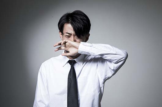 新闻:     河南新乡的消防员家辉看到马路中间坐着一个40岁左右的男子